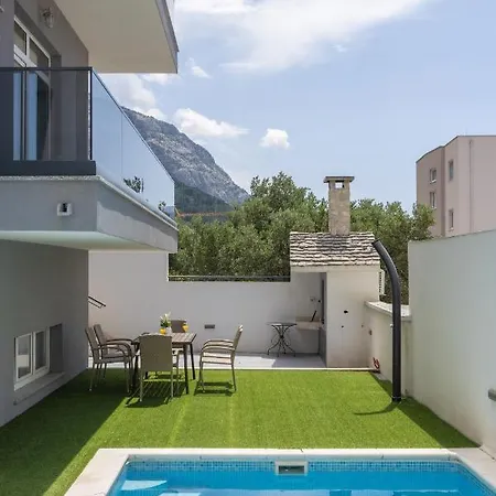 Villa Zara With Pool Makarska
