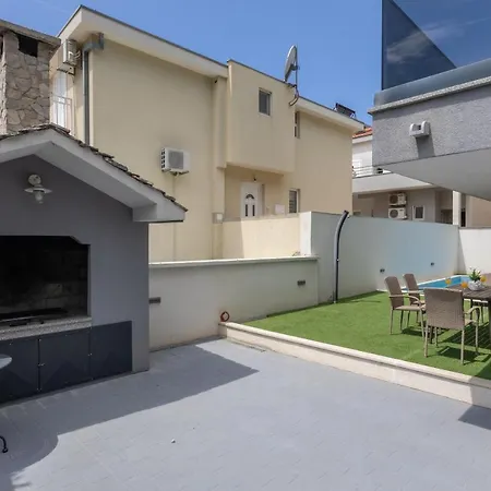 Villa Zara With Pool Makarska